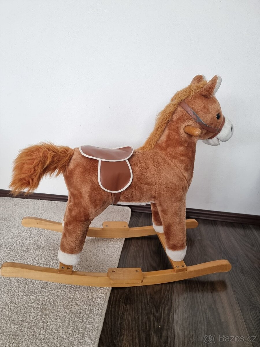 Houpací dřevěný kůň