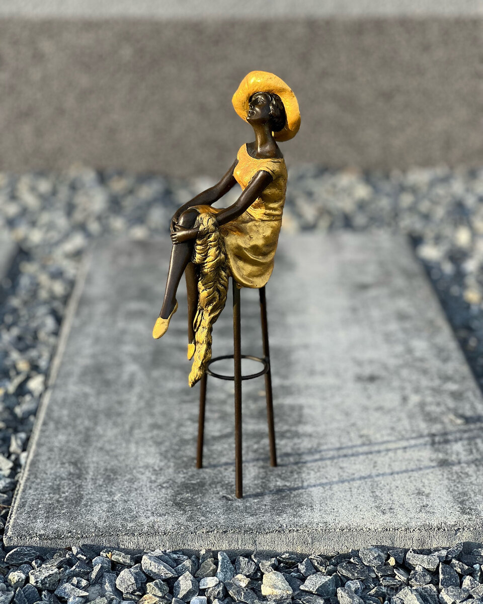 Leštěná bronzová socha soška Žena s kloboukem umělecká figur
