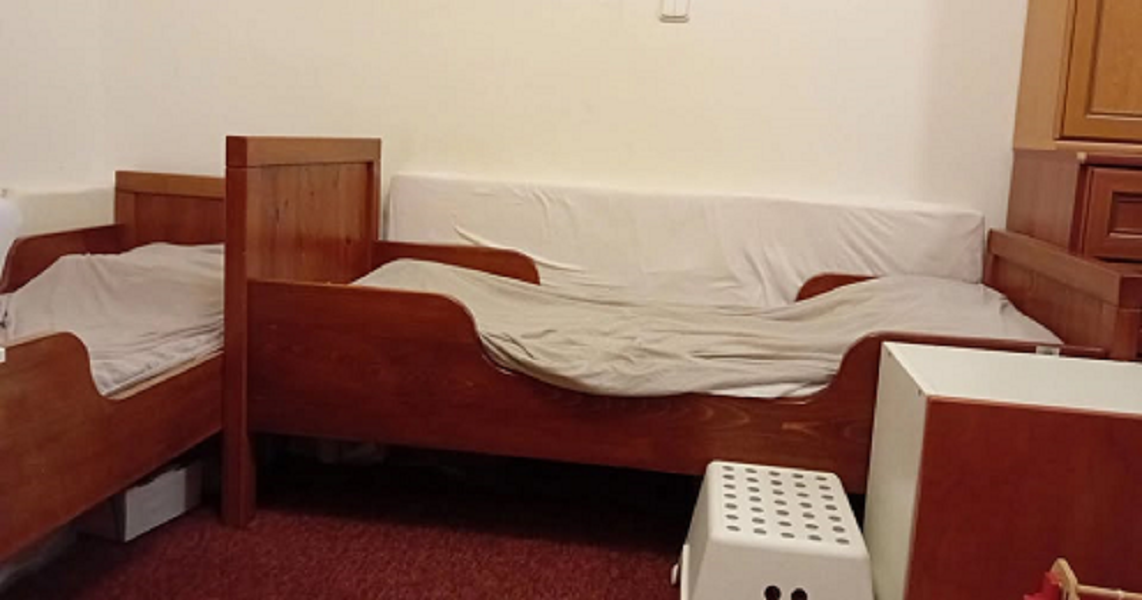 Dřevěná postel-2ksy,vč.dřev.roštů+matrací+chráničů m=1.995,-