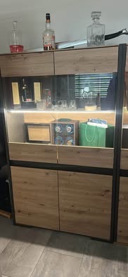 Komoda s podsvícenou vitrínou/máme 2ks