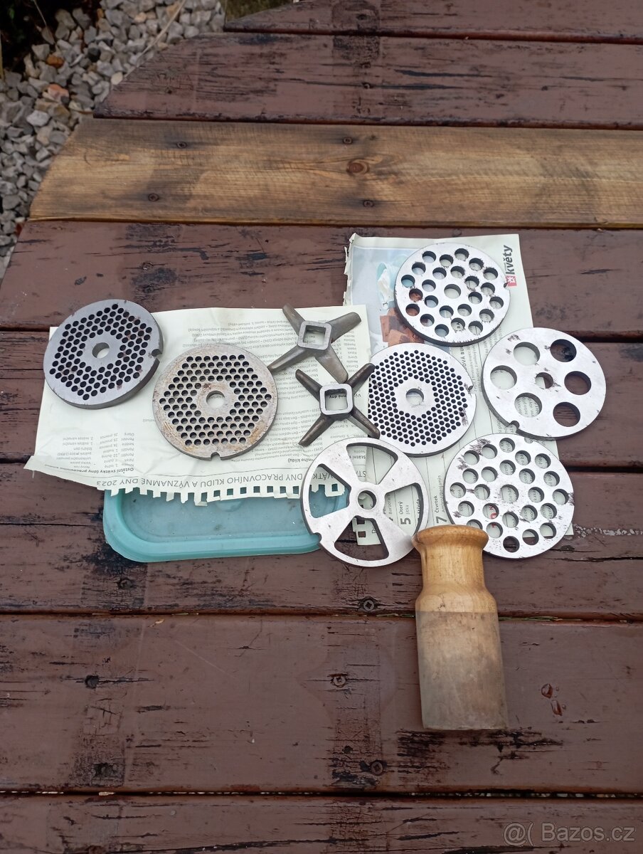 Ruční mlýnek na maso