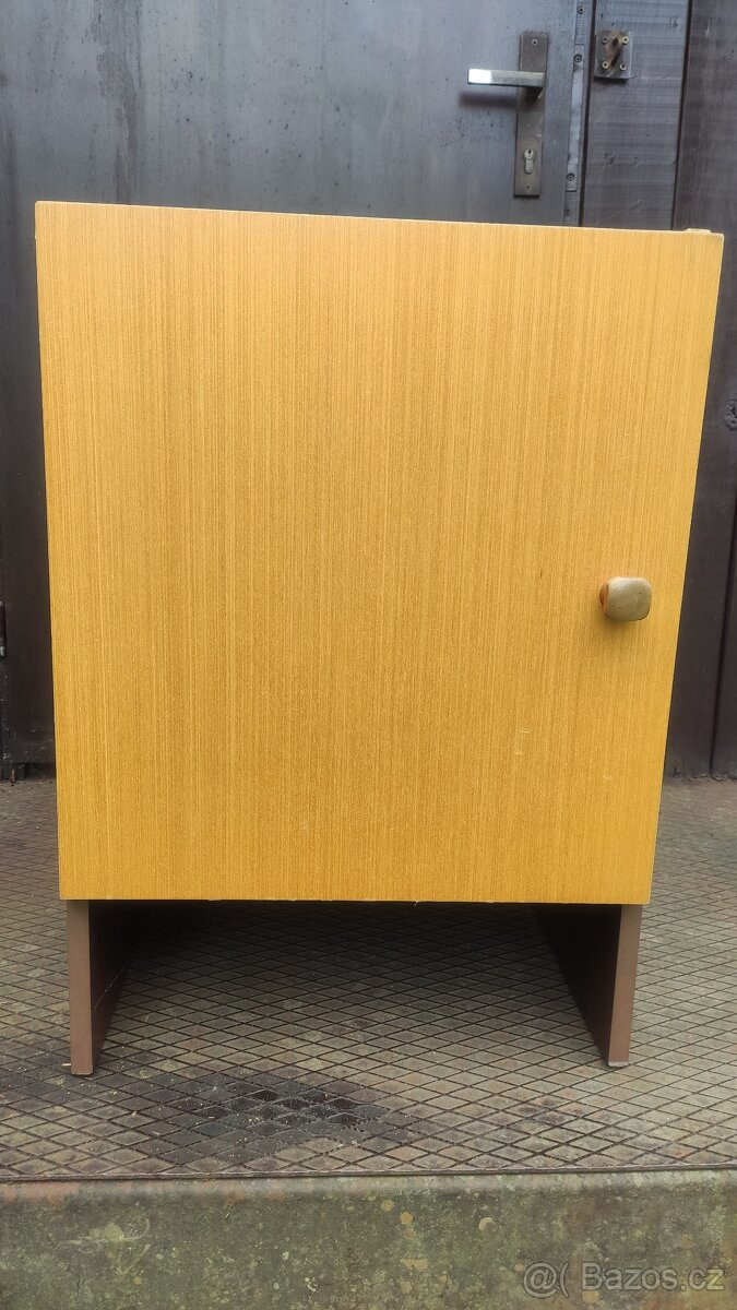 Skříňka k válendě