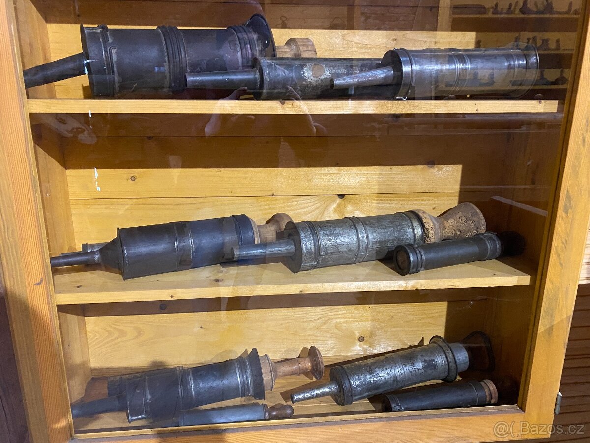 Starožitné plničky – nabíječky na jitrnice