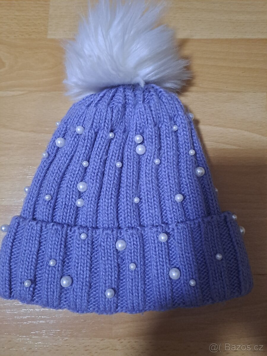 Dámská čepice s ozdobnými perličkami