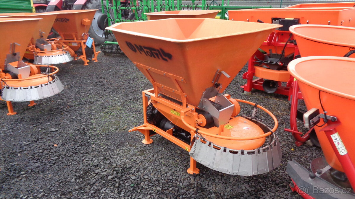 Rozmetadlo MOTYL M031M soli , pisku za traktor neseny
