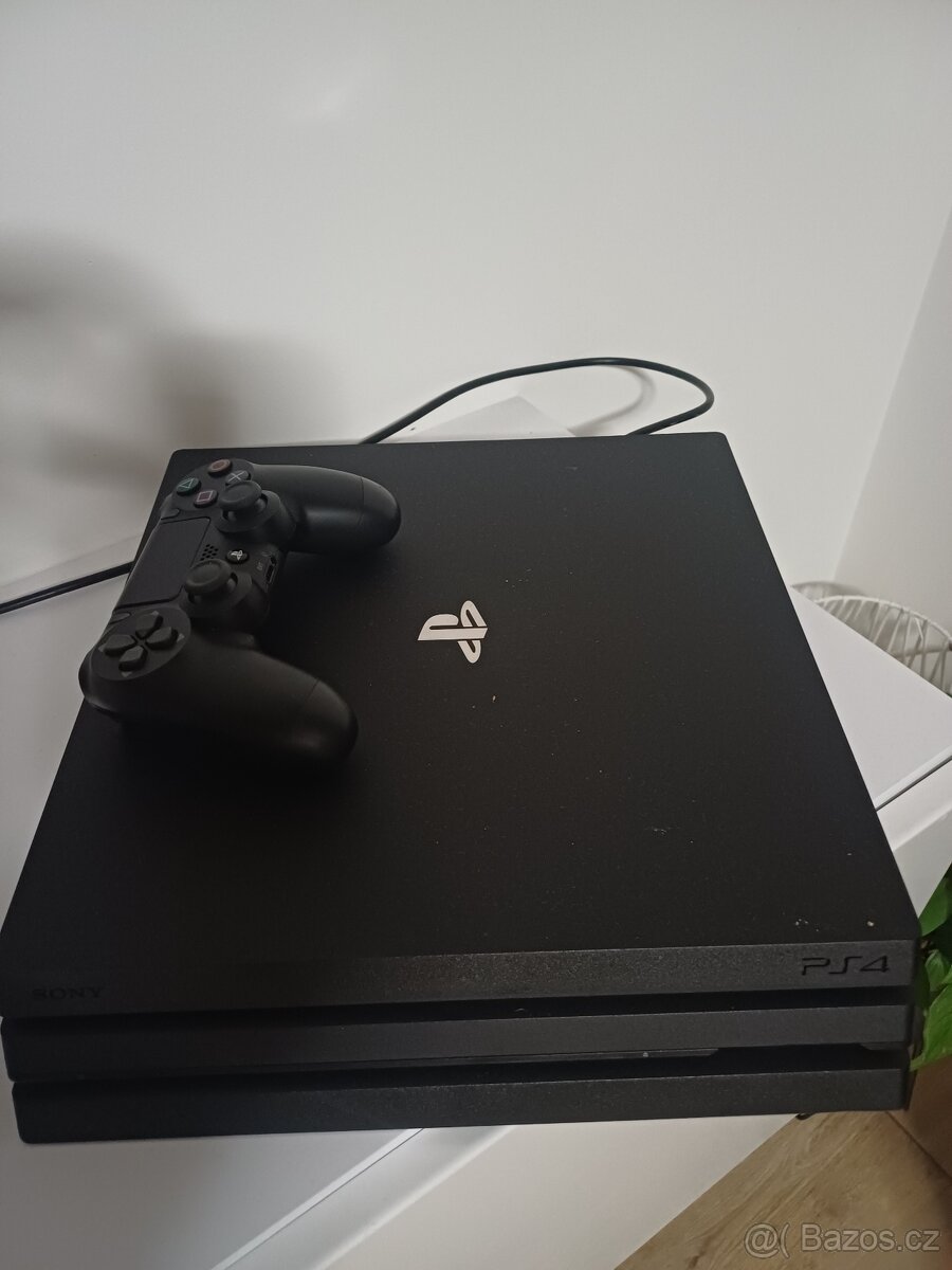 PS 4 PRO 1TB/ 2 ovladace