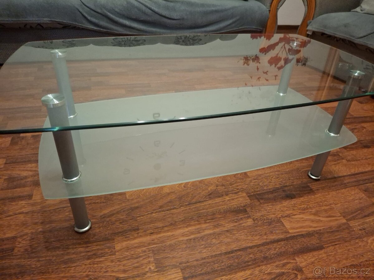 Skleněný konferenční stolek