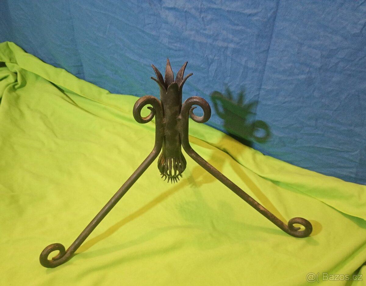 stojánek na stromek ,  ruční práce