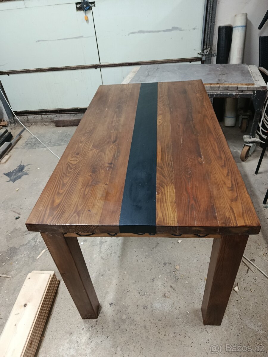 Stůl masivní sibiřský modřín