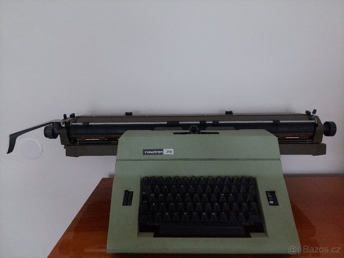 Psací stroj ROBOTRON 24 na velký formát papíru A2