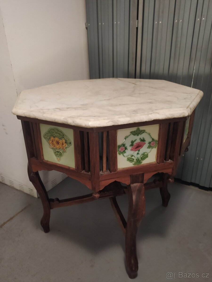 Starožitný odkládací stolek