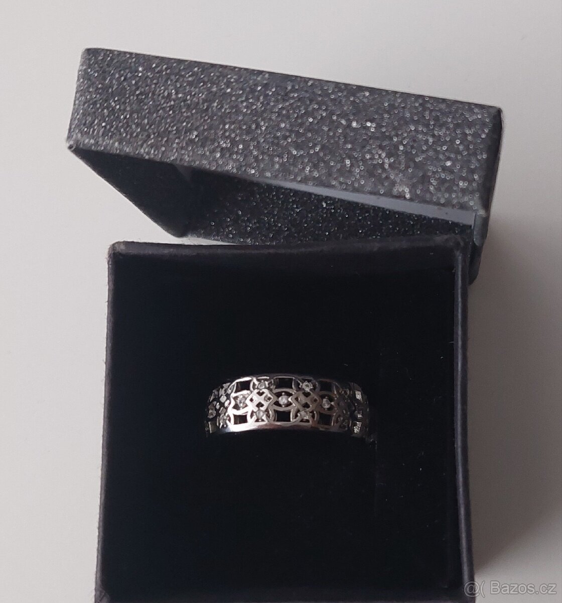 Ocelový prsten zdobený ornamenty.