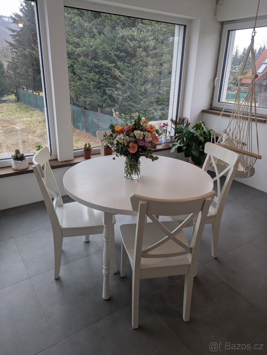 Prodám jídelní stůl + 4 židle – styl Provence, masiv, bílé p