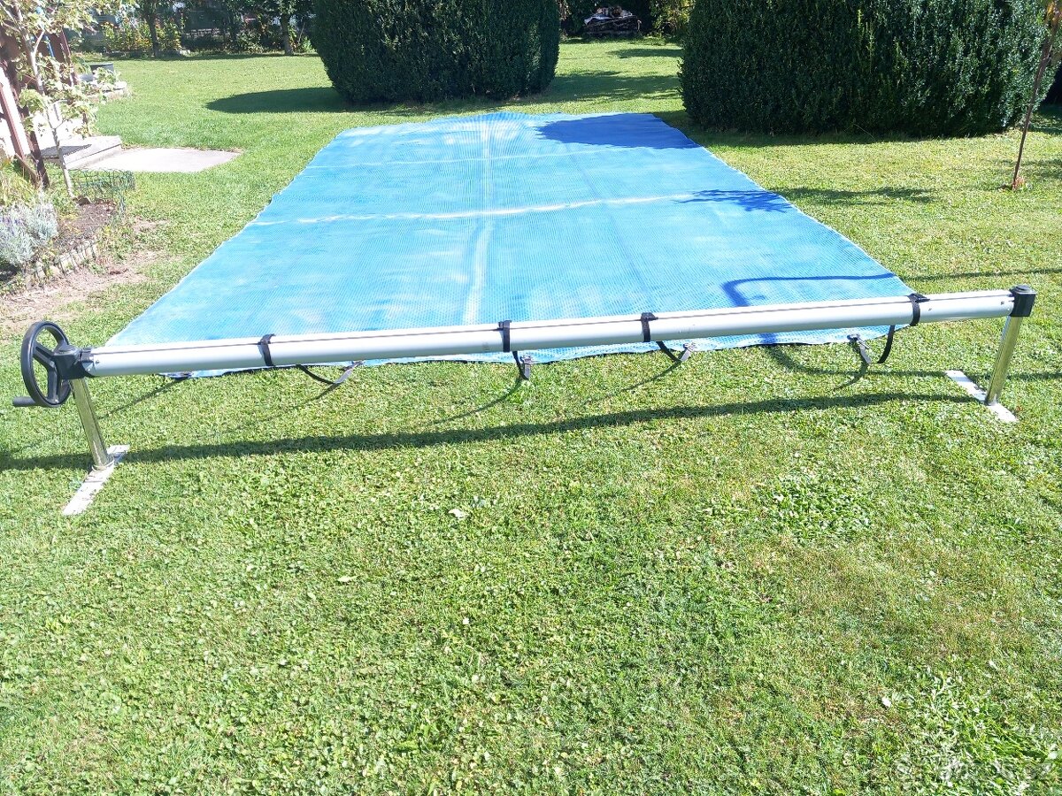 Navíjecí zařízení na solární plachtu bazénu