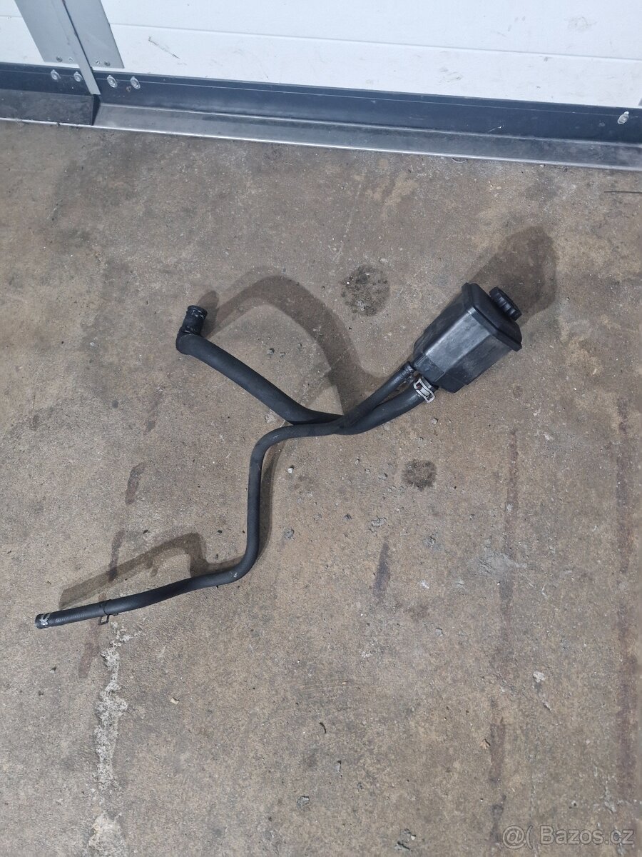 nadobka servo s hadicema z Chrysler 300c LX 3.0crd 160kw