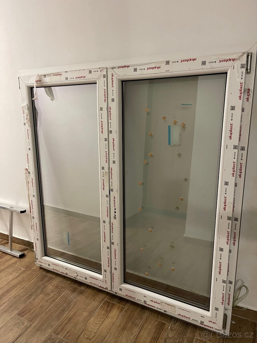 Plastové okno 150x150 + klika