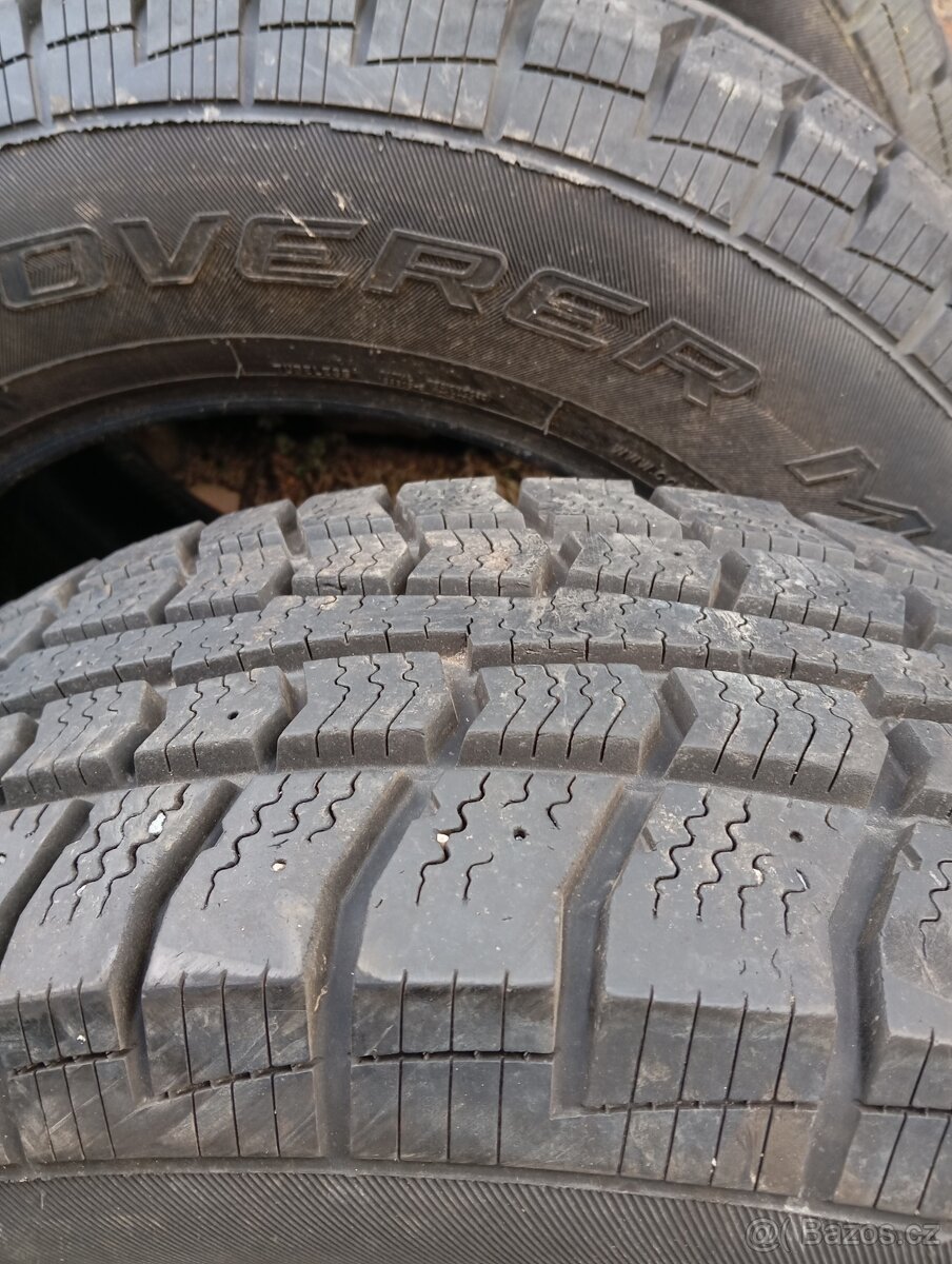Prodám zimní pneu 215/70R16
