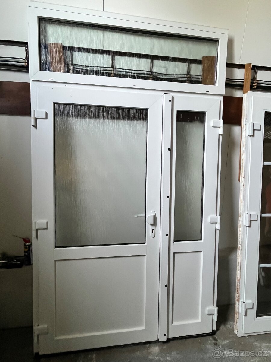 VCHODOVÉ DVOUKŘÍDLÉ PLASTOVÉ DVEŘE 154x212-262 NADSVĚTLÍKY