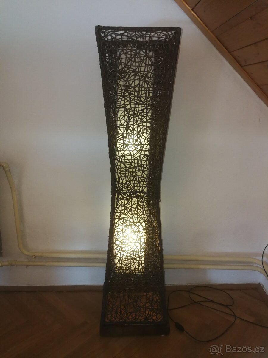 stojací ratanová lampa