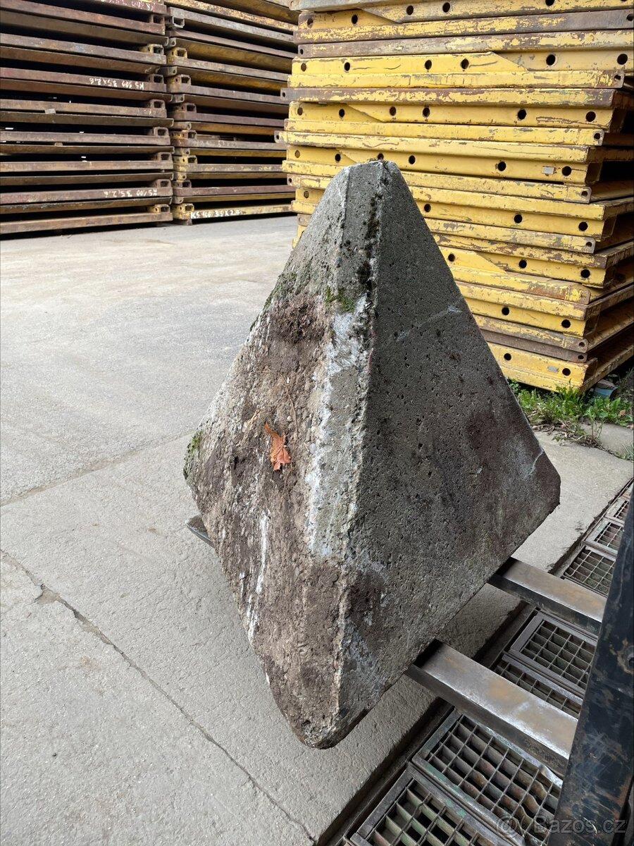 Protitankový železobetonový jehlan rozsocháč dračí zub