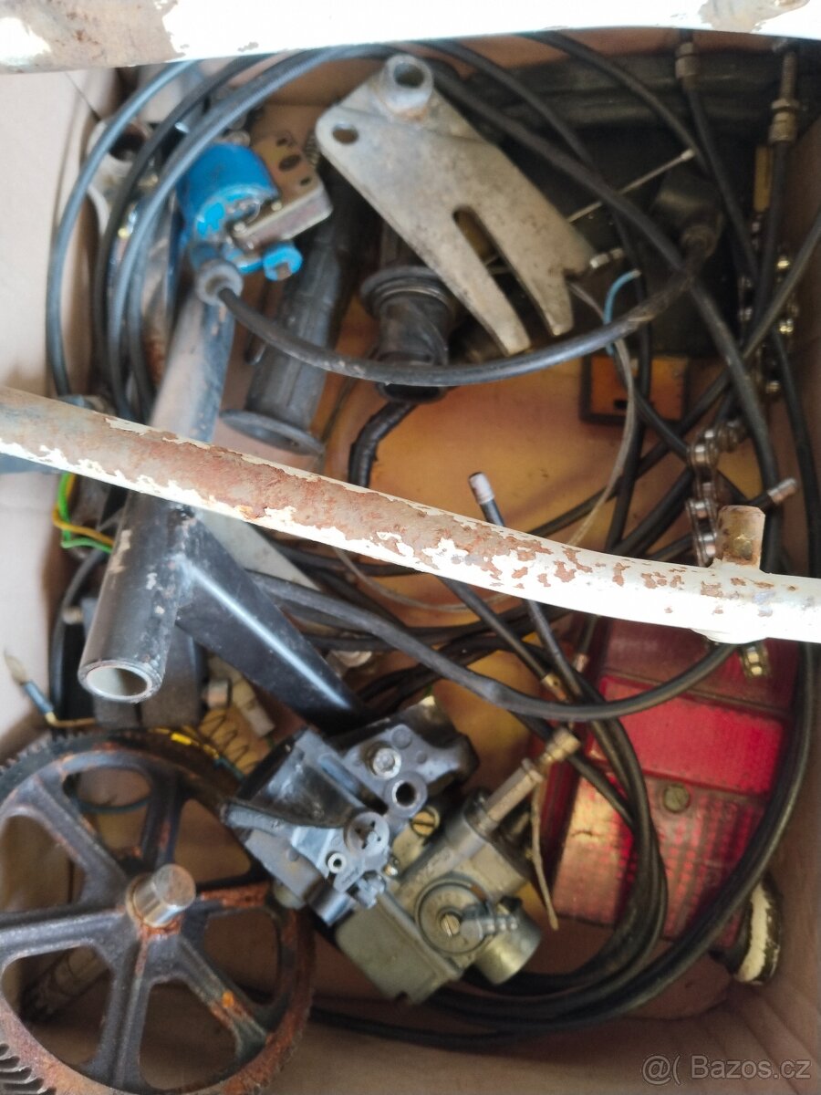 Prodám náhradní díly na moped Korado