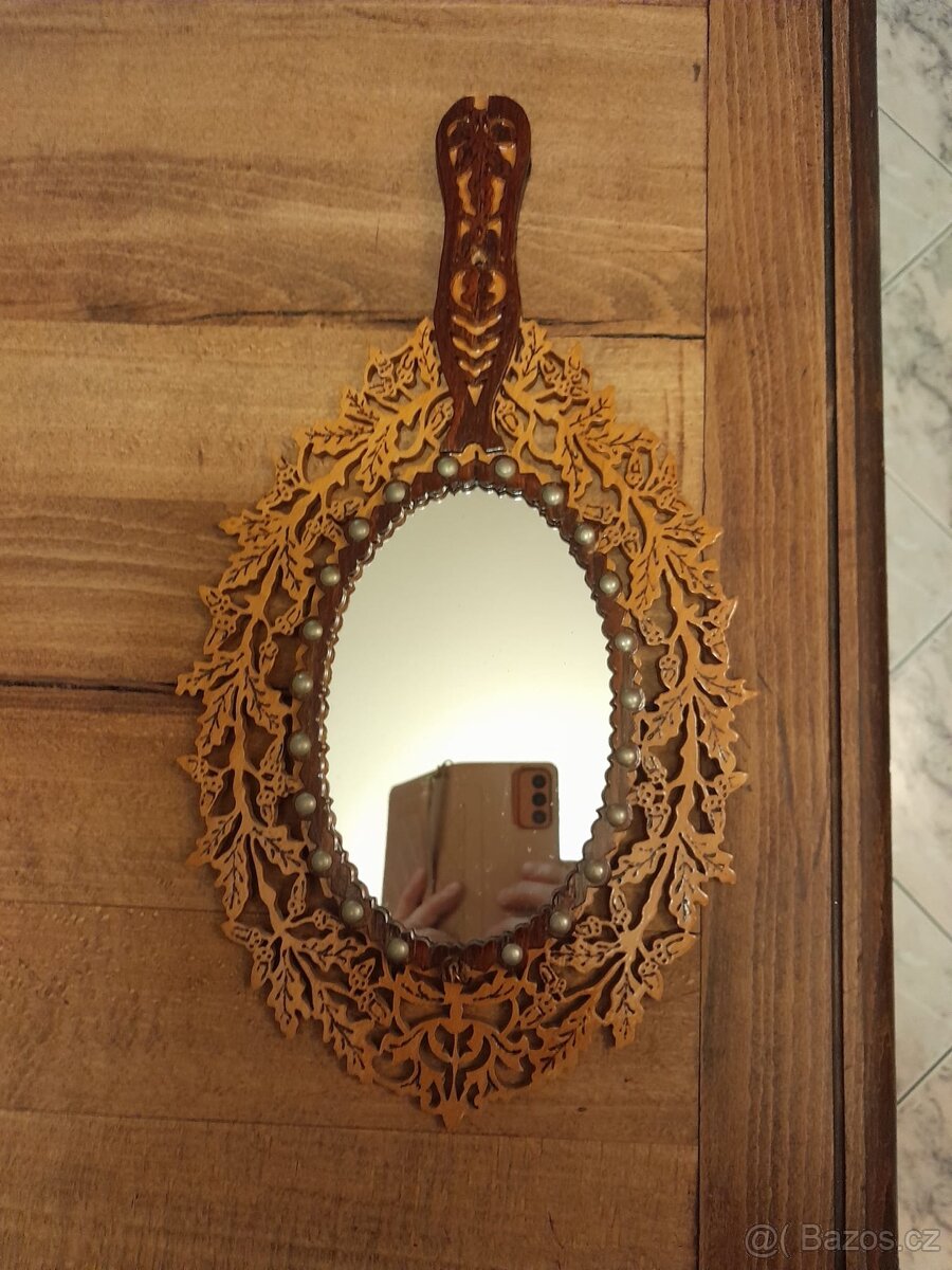 Vyřezávané zrcadlo, zrcátko