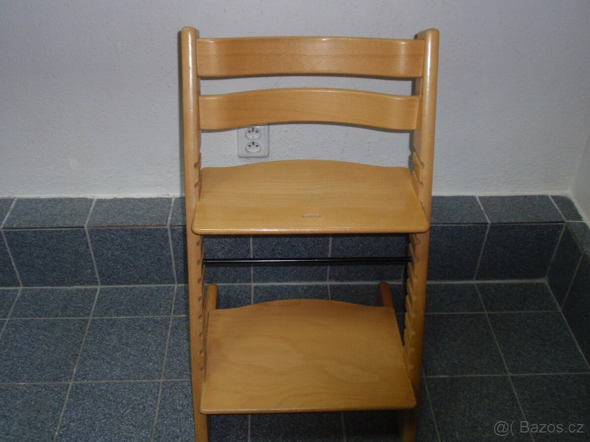 KRÁSNÁ MASIVNÍ DŘEVĚNÁ ROSTOUCÍ ŽIDLE STOKKE TRIPP TRAPP