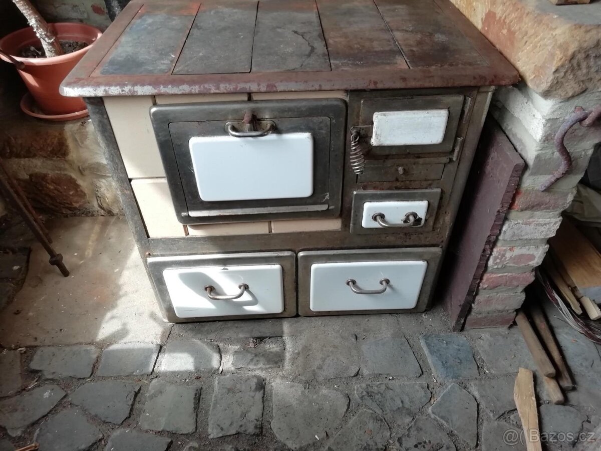 Starožitná kachlová kamna