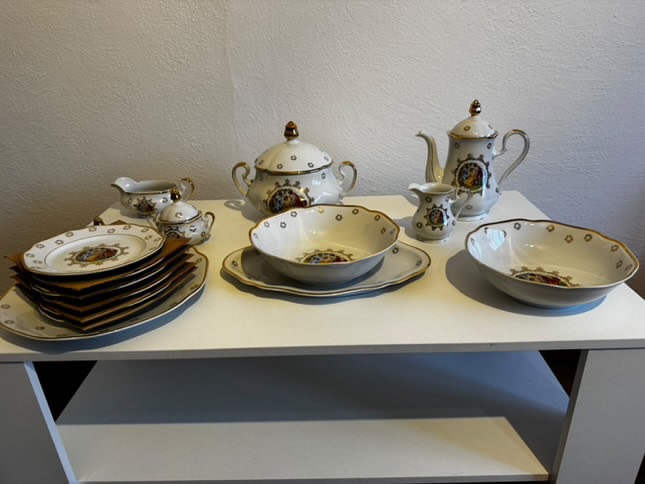 Celý porcelánový servis nádobí