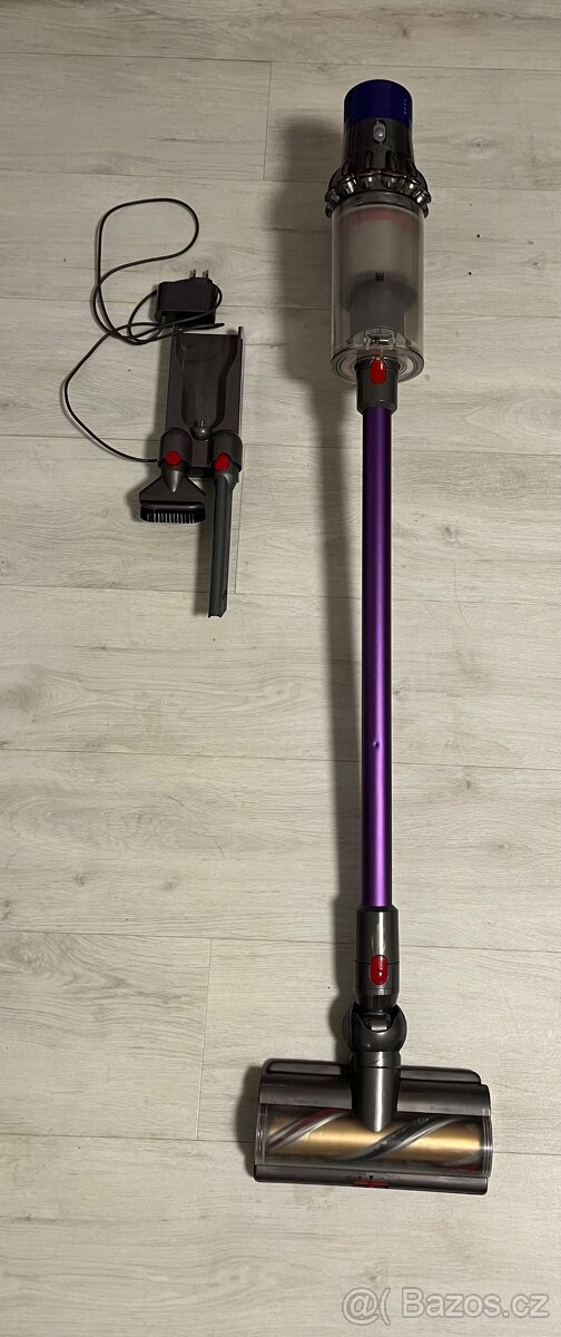Tyčový a ruční vysavač Dyson V10