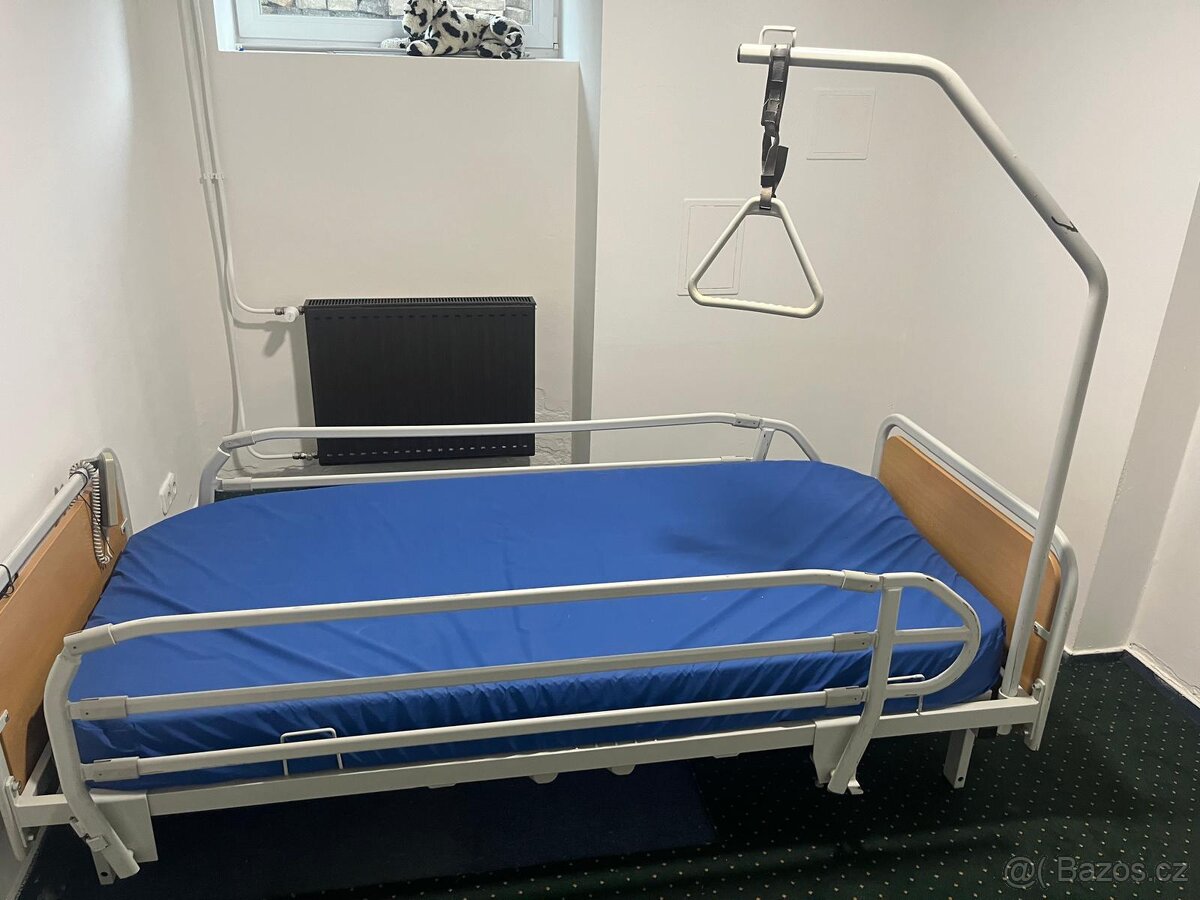 polohovací nemocniční postel