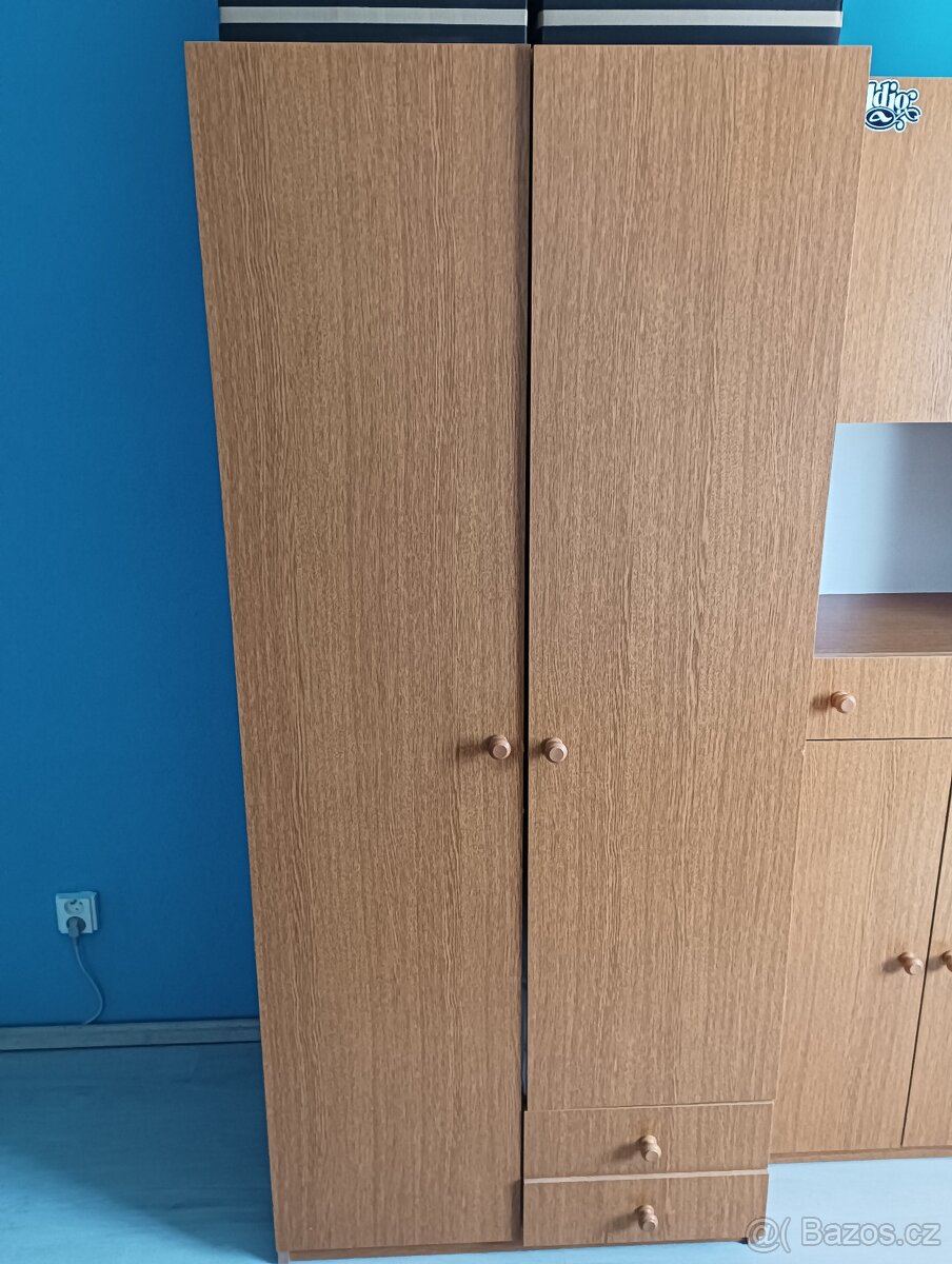 Velká šatní skříň + menší skříně