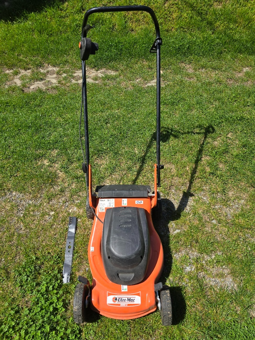 Elektrická sekačka 1,5 kW, náhradní nůž, návod
