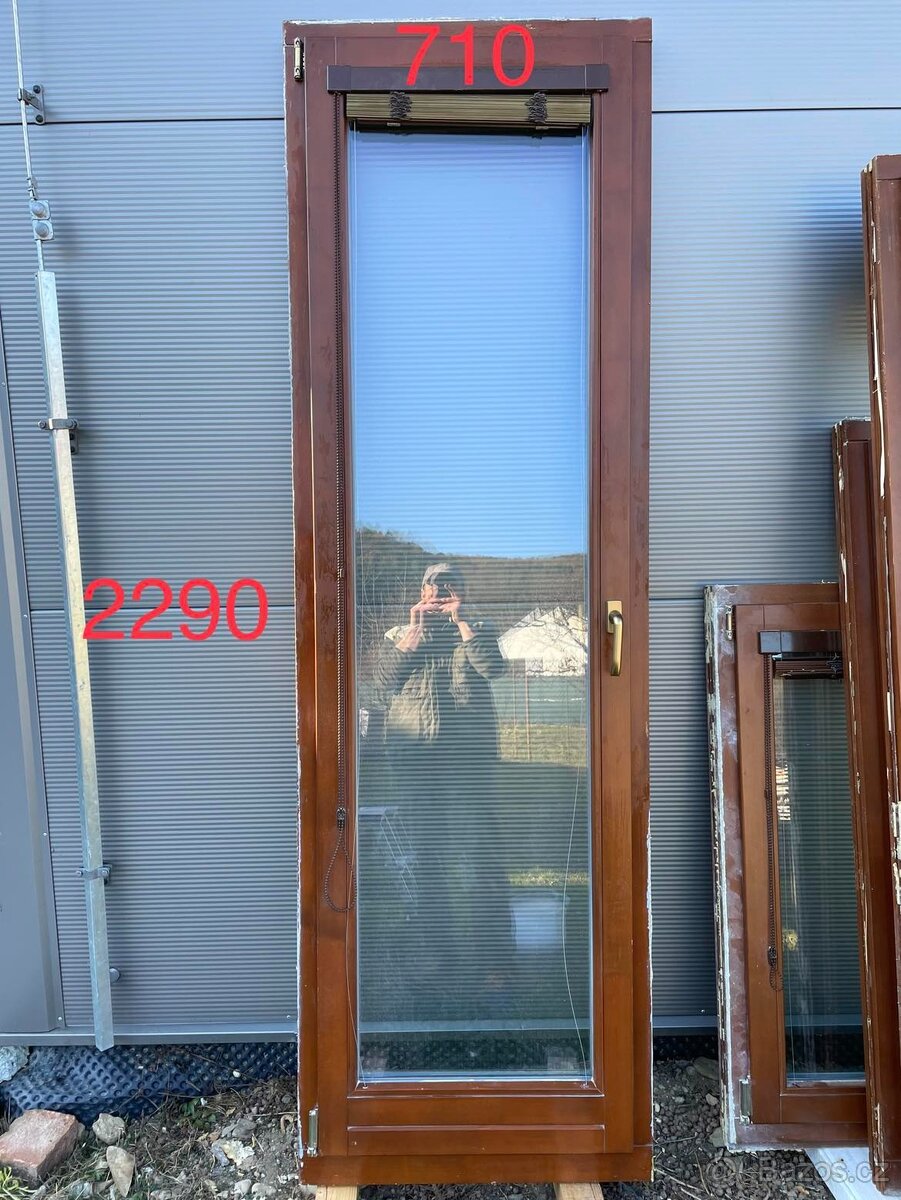 Dřevěné bal. dveře euro 710x2290 + žaluzie + síť
