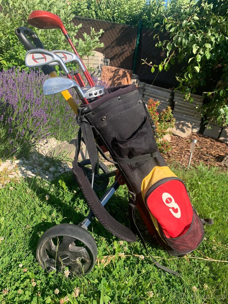 Dětský vozík a golfové hole