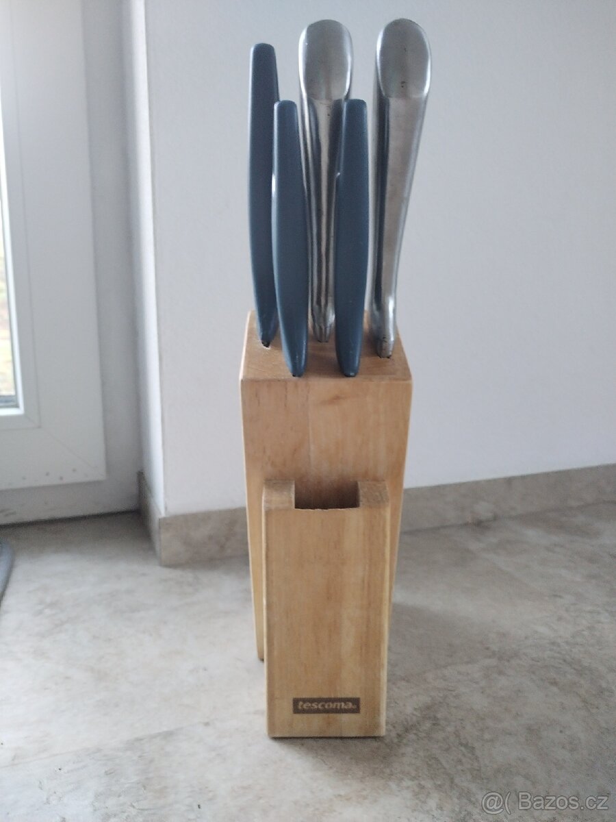 Špalek na nože Tescoma s 5ti noži