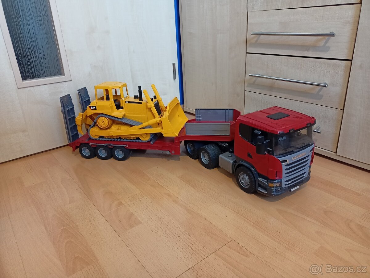 Bruder scania tahač s podvalníkem a buldozerem caterpillar