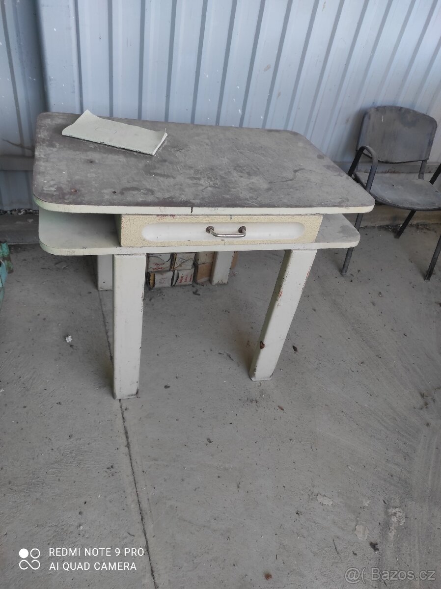 Retro kuchyňský stůl