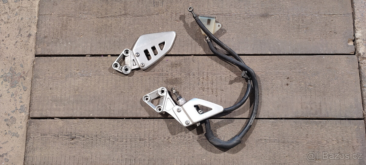 Suzuki SV 650N/S 99-02 Ochr. plech P stupačky+držák+pumpa