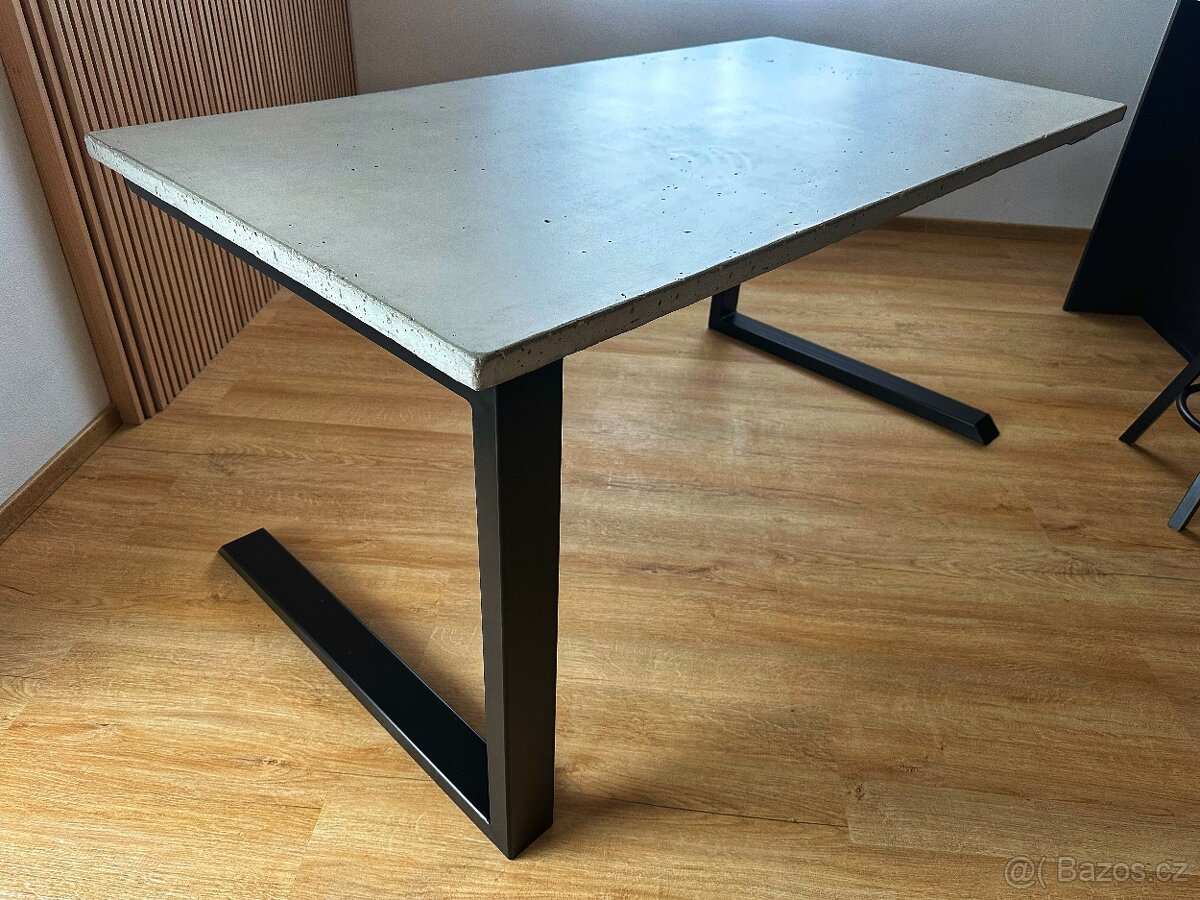 Betonová deska na jídelní stůl