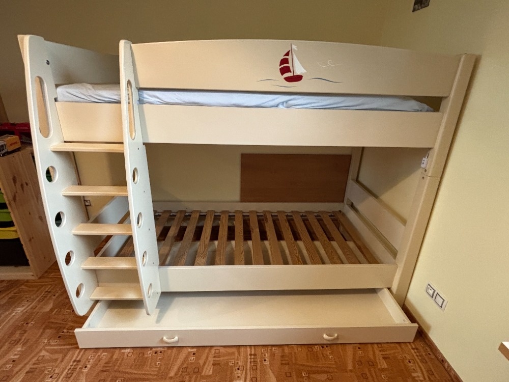 Sadu nábytku do dětského pokoje s patrovou postelí.