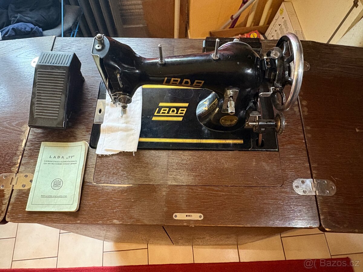 Šicí stroj Lada 77