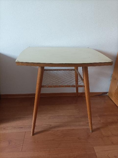 retro stolek s výpletem