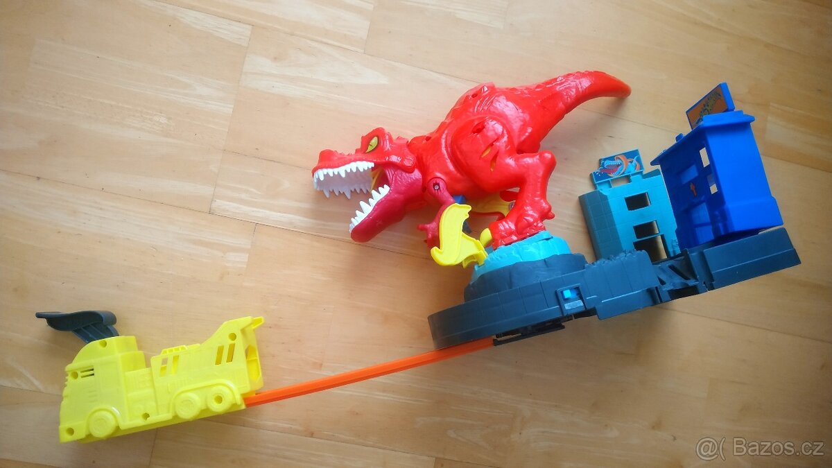 Hot Wheels dráha T-rex Attack, Rotující dinosaurus se zvukem