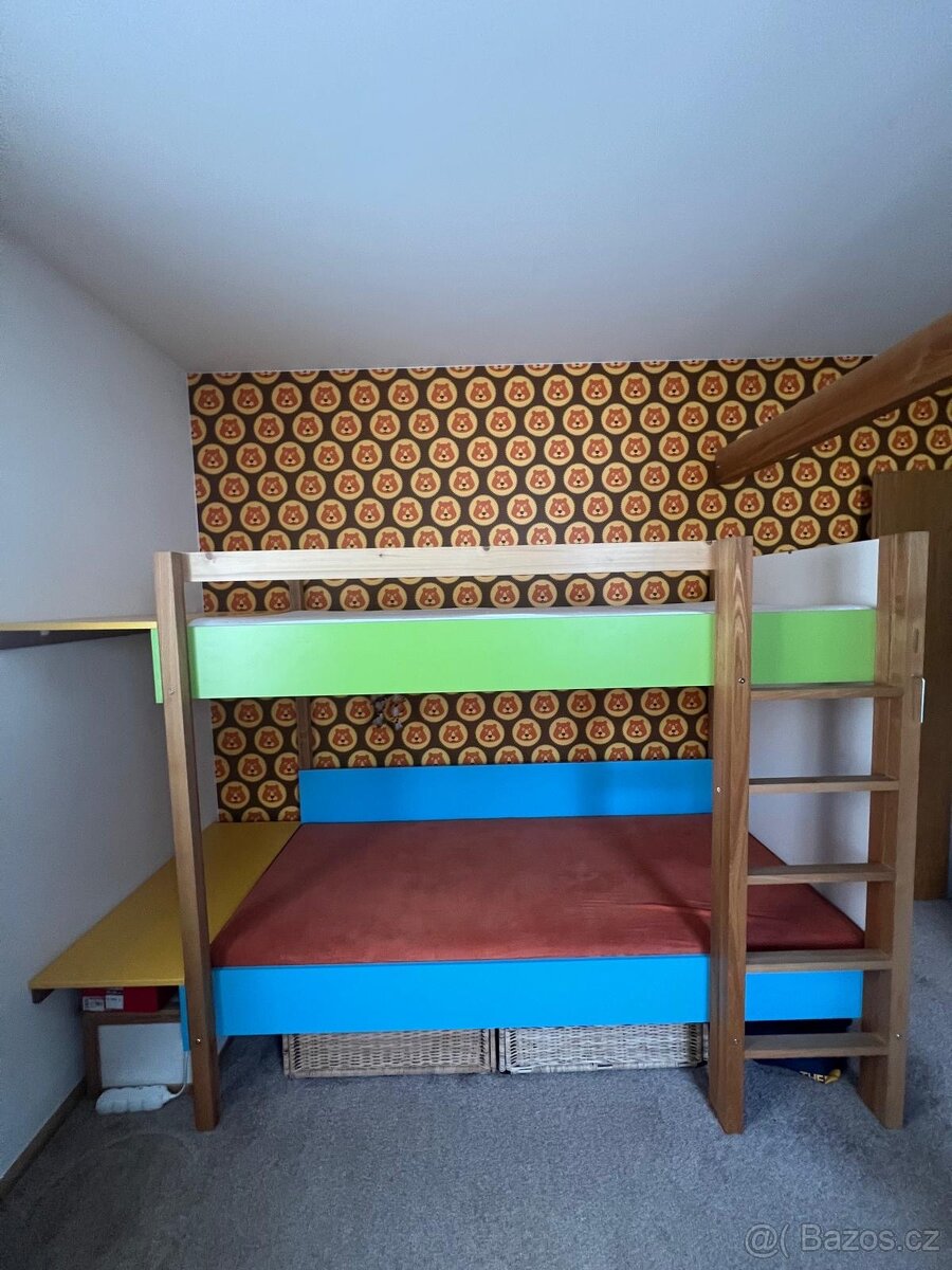 Dvoupatrová masivní dřevěná postel, na zakázku