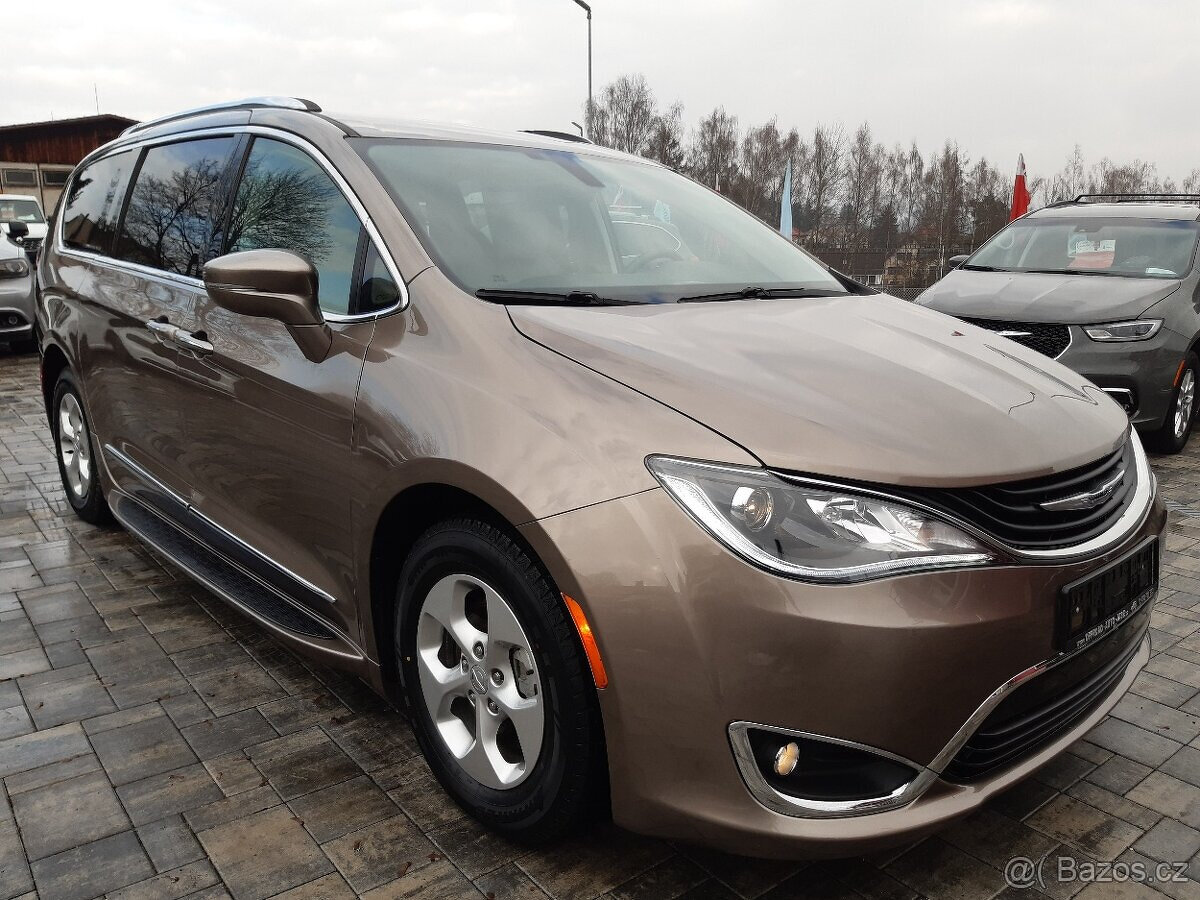 Chrysler Pacifica 3,6L HYBRID, 7 míst, Facelift, REZERVACE