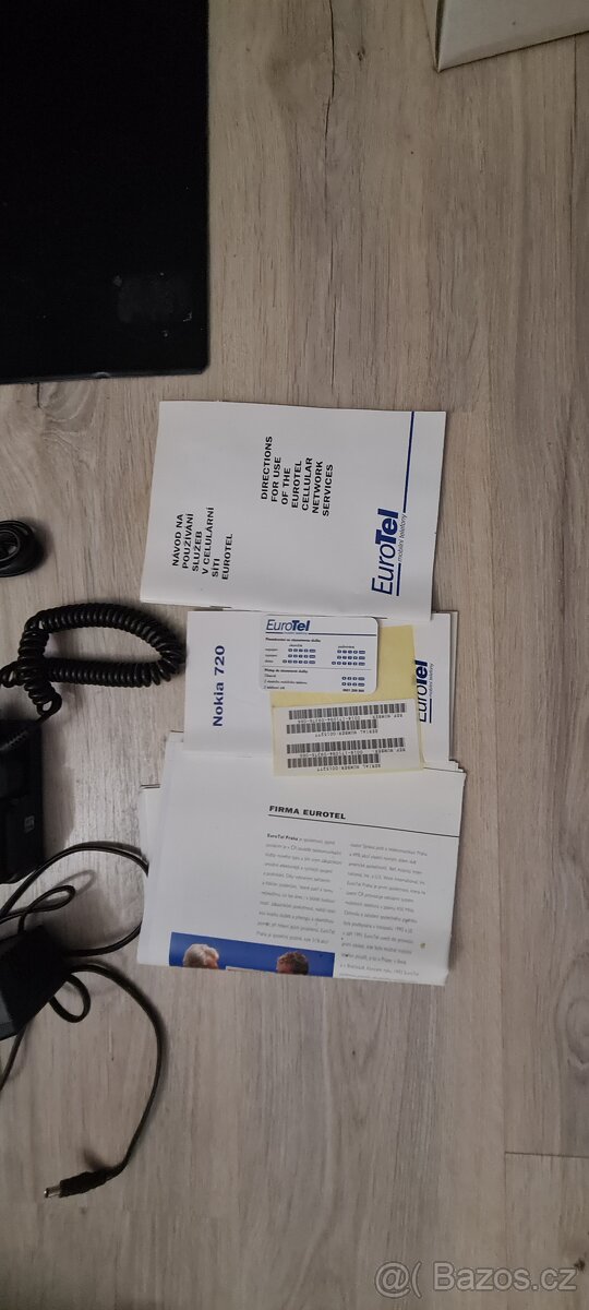 Přenosný mobil Nokia 720 s návodem krabici