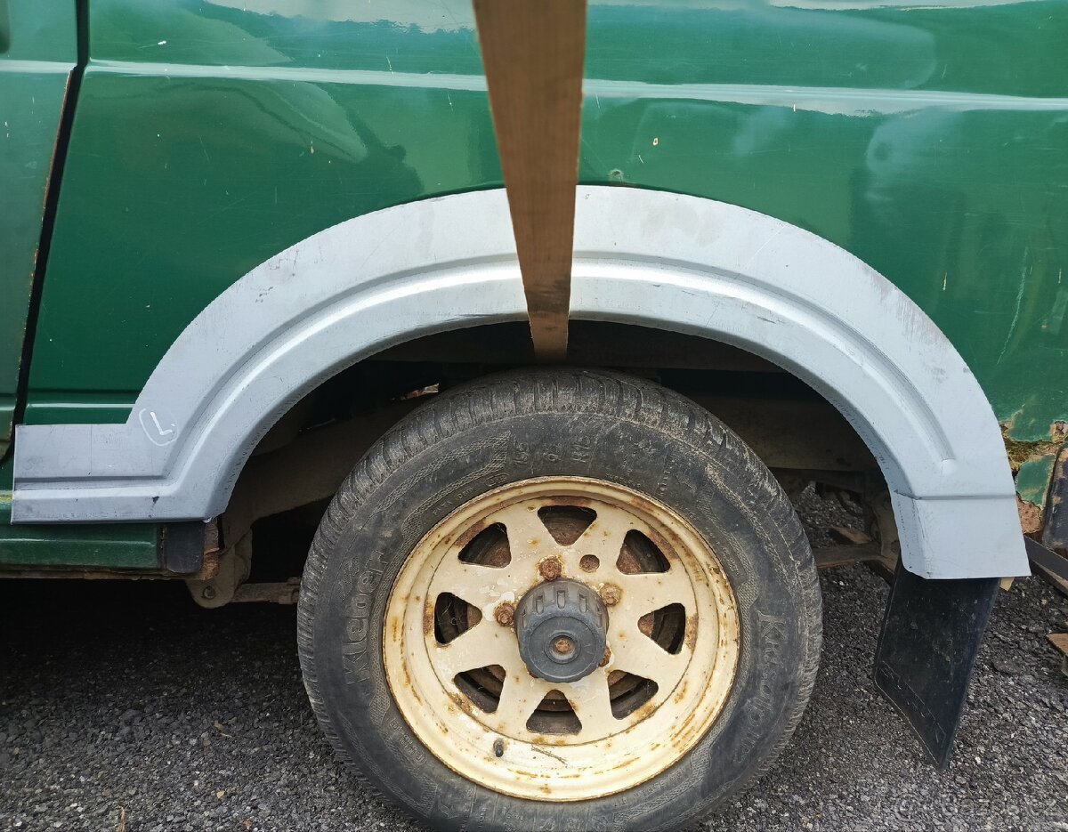 Zadní blatník Suzuki Samurai.
