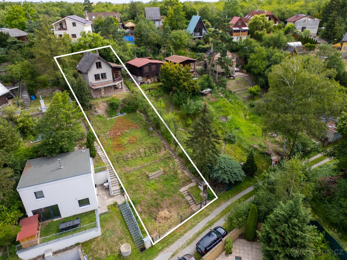 Prodej stavebního pozemku s chatou ve Statenicích