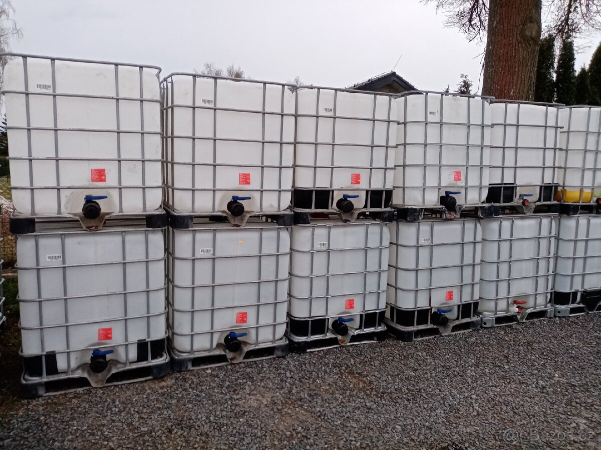 IBC nádrže kontejnery na 1000 litrů černé bílé